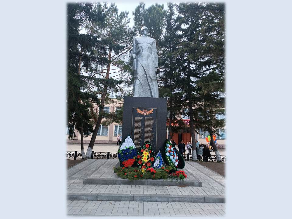 Памятник воинам-землякам, погибшим в годы ВОВ.
